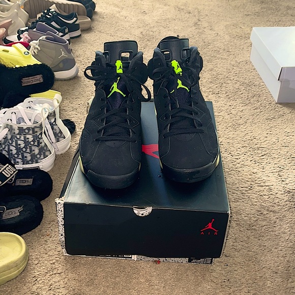 Jordan Other - Selling Jordans 6 retro,color black/electronic green,size 13